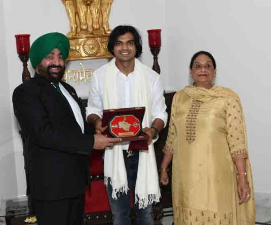 राजभवन में ओलिंपिक स्वर्ण पदक विजेता नीरज चोपड़ा ने राज्यपाल लेफ्टिनेंट जनरल गुरमीत सिंह से शिष्टाचार भेंट की