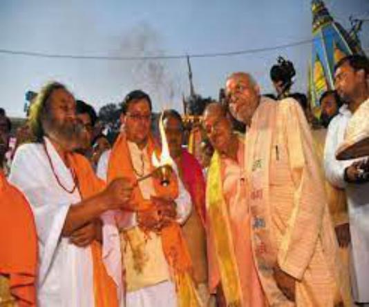 मुख्यमंत्री पुष्कर सिंह धामी ने हरकी पैड़ी पर गंगा पूजन और आरती में हिस्सा लेकर देश और प्रदेश की खुशहाली की कामना की
