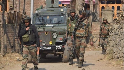 बड़ा हमला: राजौरी में आर्मी कैंप में घुस रहे दो आतंकी ढेर, तीन जवान शहीद