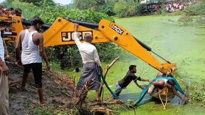 भीषण हादसा: ट्रक की टक्कर से ट्रैक्टर-ट्रॉली तालाब में पलटी, दस की मौत, 36 लोगों को बचा लिया गया