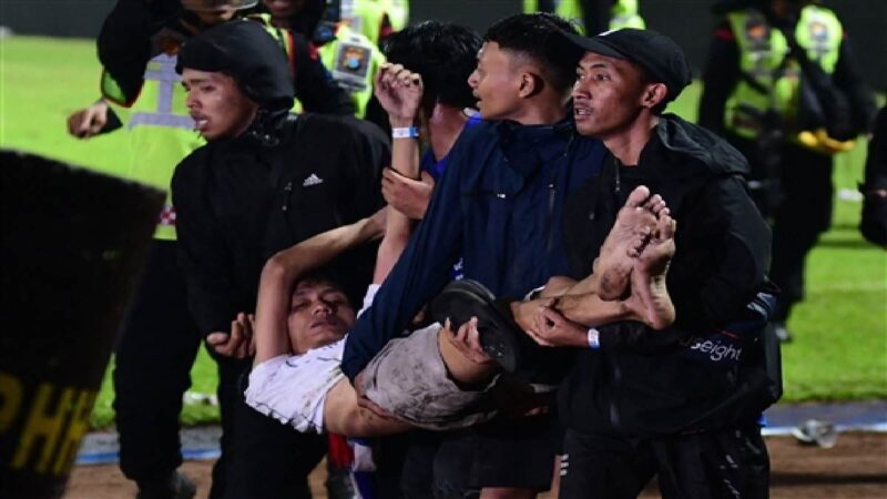 इंडोनेशिया: फुटबॉल मैच के दौरान भारी हिंसा, भगदड़, 127 की मौत, कई घायल