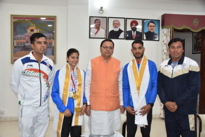 स्वर्ण पदक जीतने वाली मानसी नेगी और एथलीट सूरज पंवार ने मुख्यमंत्री पुष्कर सिंह धामी से की भेंट