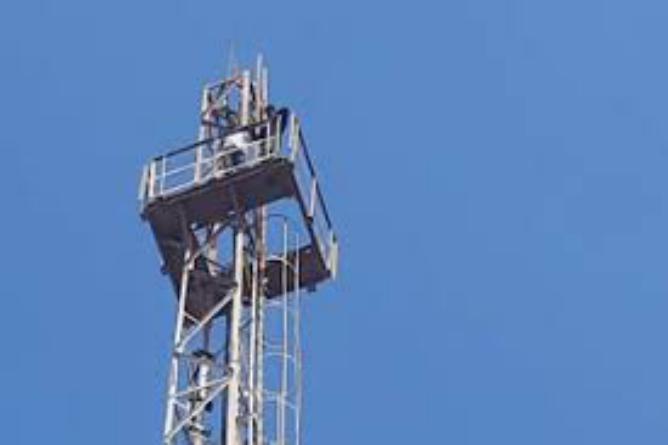 छात्र संघ चुनाव: पेट्रोल लेकर मोबाइल टावर पर चढ़े देहरादून डीएवी पीजी कॉलेज के छात्र, पुलिस प्रशासन में मचा हड़कंप