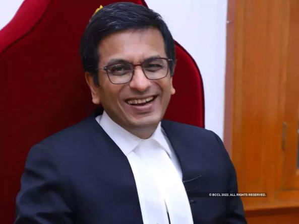 सुप्रीम कोर्ट के न्यायाधीश डीवाई चंद्रचूड़ ने देश के 50वें मुख्य न्यायाधीश के तौर पर की शपथ ग्रहण