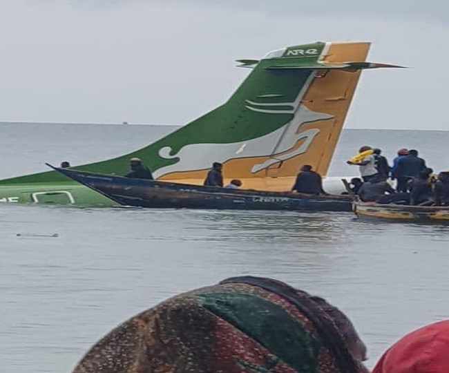 तंजानिया: एयरपोर्ट में लैंडिंग के दौरान झील में क्रैश हुआ विमान, 19 की मौत