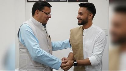 मुख्यमंत्री पुष्कर सिंह धामी से मिले क्रिकेटर आकाश मधवाल