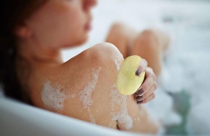 क्या रोज-रोज साबुन से नहाना है स्किन के लिए खतरनाक? इससे शरीर को क्या नुकसान होते हैं, जानिए