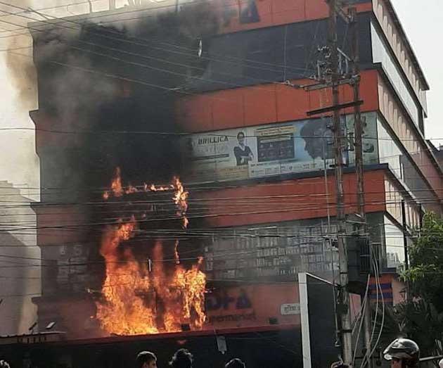 देहरादून के पटेलनगर स्थित सुविधा स्टोर में लगी भीषण आग