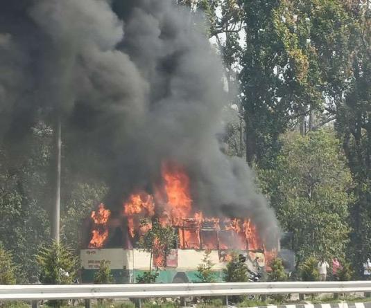 देहरादून से बरेली जा रही यूपी रोडवेज की बस में आग लगने से मची अफरा-तफरी