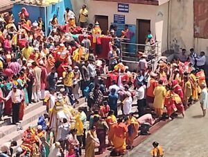 भगवान आशुतोष की शिव नगरी में आज सैकड़ों देव डोलियों एवं दूर-दराज गांव से आए हजारों लोगों ने शोभायात्रा में भाग लिया