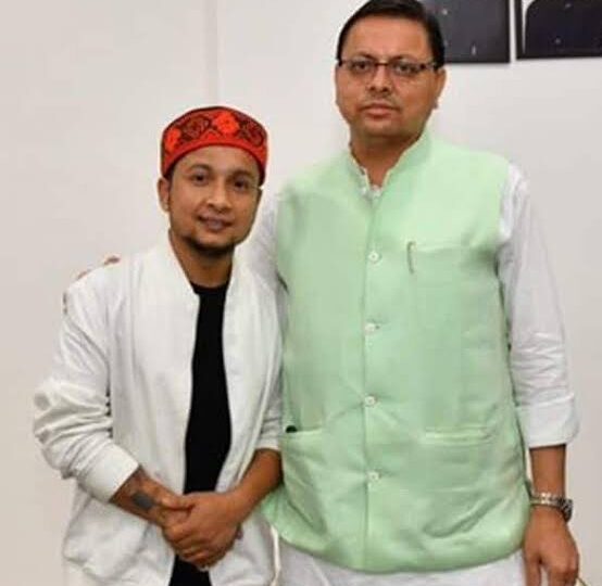 मुख्यमंत्री पुष्कर सिंह धामी से मिले प्रसिद्ध गायक पवन दीप राजन