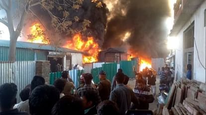 देहरादून में कबाड़ी के गोदाम में लगी भीषण आग, दमकल की तीन गाड़ियां ने बुझाई आग