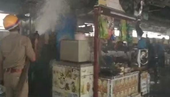 कानपुर: खानपान स्टॉल में लगी आग, यात्रियों में भगदड़, करीब एक घंटे बाद आग पर काबू पाया