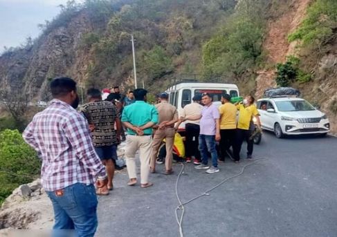 ऋषिकेश-बदरीनाथ राजमार्ग पर दिल्ली के यात्रियों का वाहन खाई में गिरा, दो की मौत